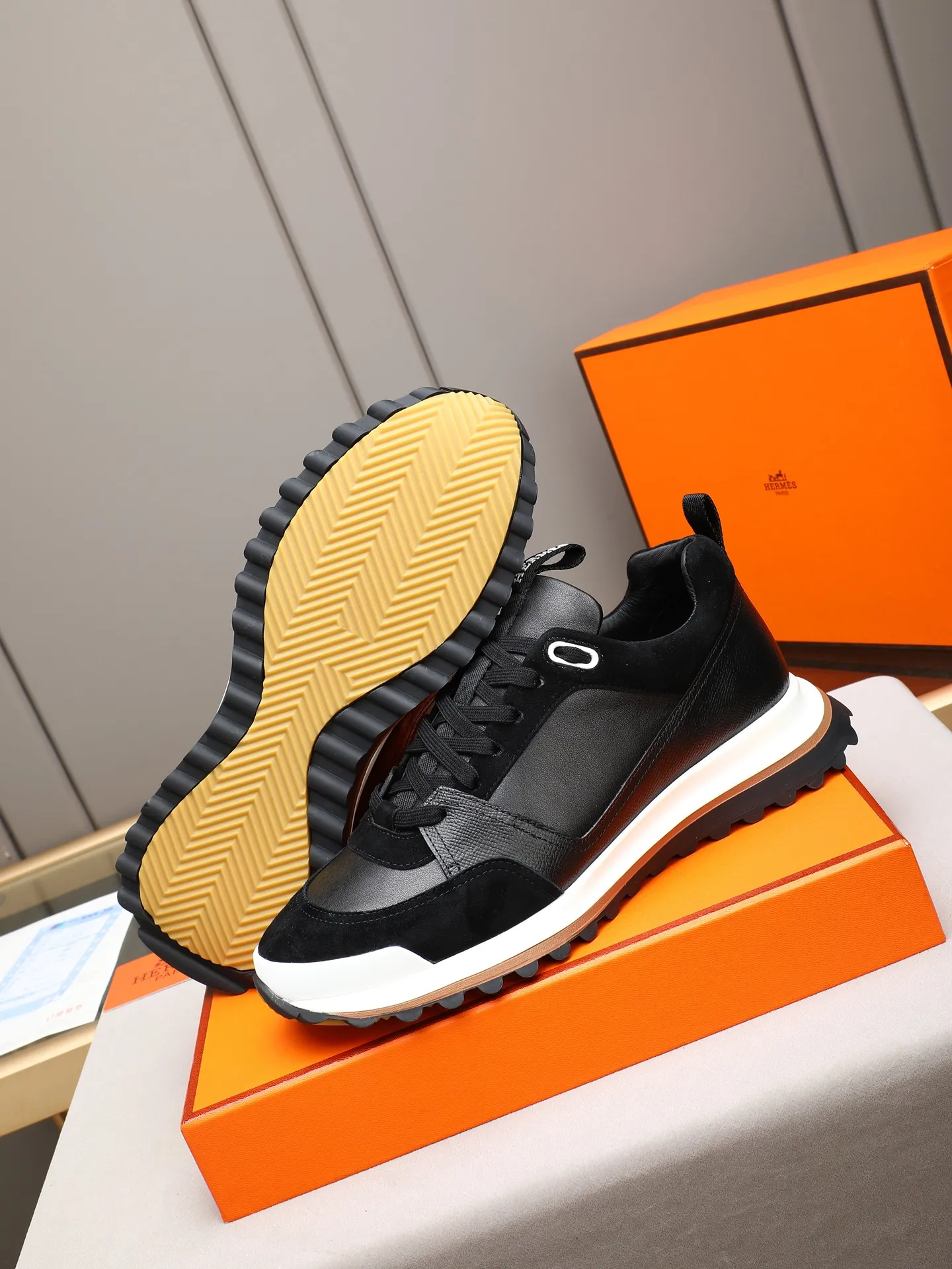 PP680【Hermes】fe new arrival~New Bouncing sneakers are the most comfortable shoes from Hermès. They are extremely light on the feet and look great. You won’t feel tired even when you go shopping and running around. 👍Very light and comfortable. Extremely light. Perfect for both sports and leisure. They feel great when you step on them! It’s up to you to choose, there’s always what you want~ ✔️Fabric: Imported first-layer cowhide ✔️Inner lining: Imported water-dyed cowhide ✔️Outsole: Seamless combination of IP+TPU (multi-color letters) German technology irradiation machine ✔️Code number: Male 38-44 (45 customized)